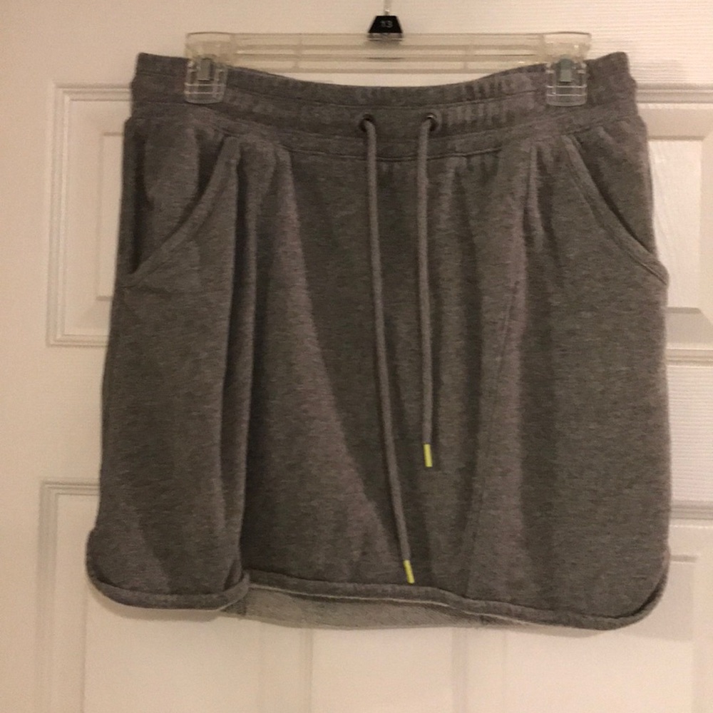 Grey gap skirt size Medium